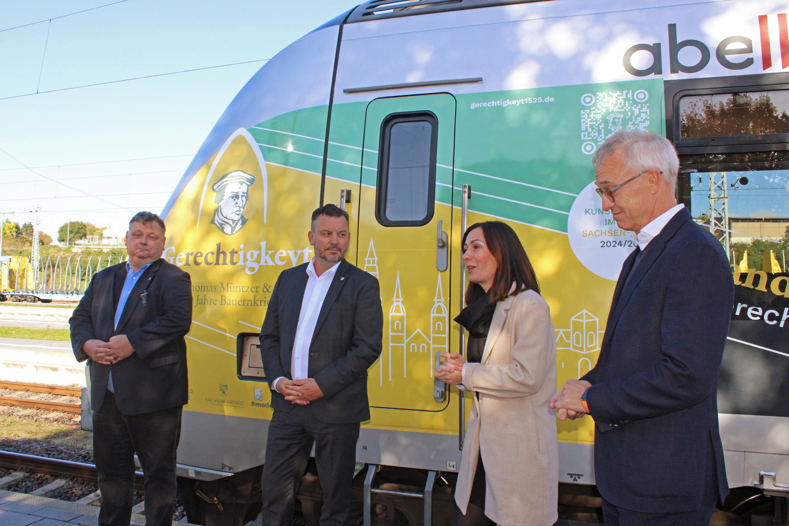 Übergabe des Zugs (v.l.n.r. Uwe Gajowski, André Schröder, Diana zur Horst-Schuster, Rolf Schafferath)