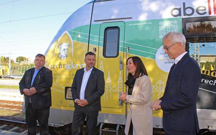 Übergabe des Zugs (v.l.n.r. Uwe Gajowski, André Schröder, Diana zur Horst-Schuster, Rolf Schafferath)