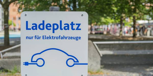 Schild Ladeplatz für E-Autos