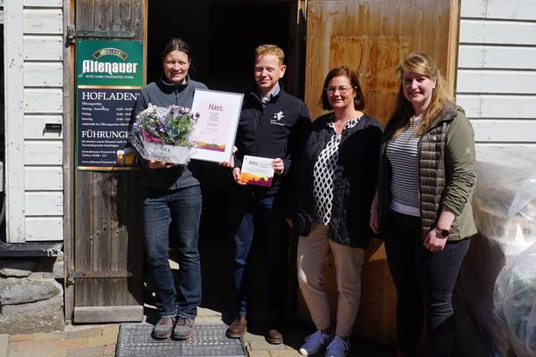 Steffi Kilian (Altenauer Brauerei), Andreas Lehmberg (HTV) sowie Andrea Beherzig und Katharina Dundler (KBG und Glücksburg Consulting) freuen sich über die erneute Auszeichnung der Altenauer Biere.